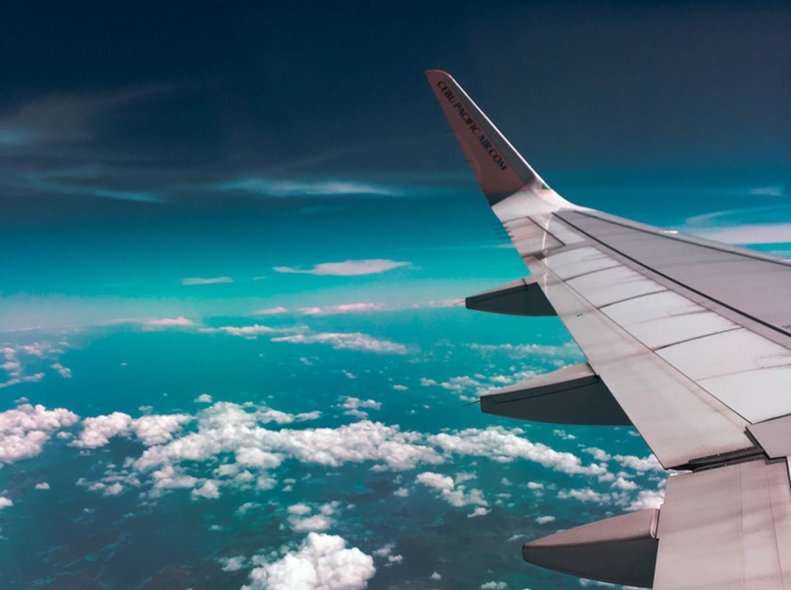 Asa de avião vista da janela, acima das nuvens