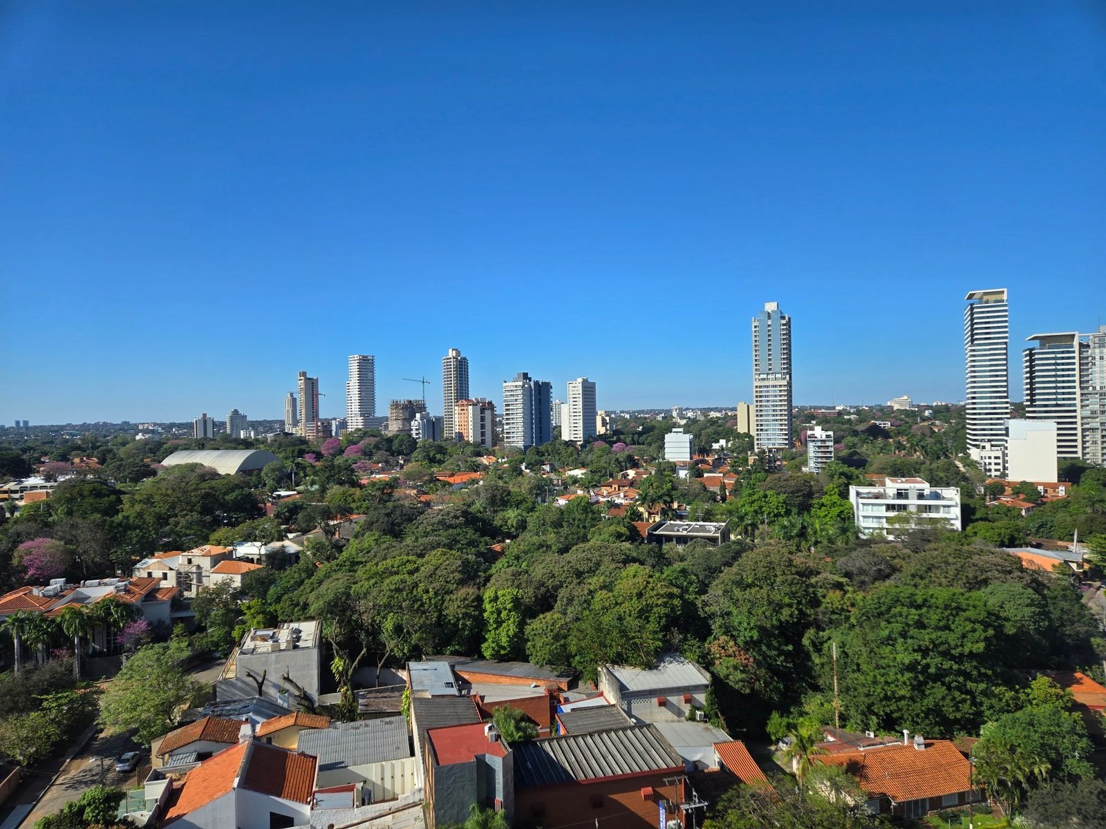 Prédios e áreas verdes de Assunção, no Paraguai, vistos do alto