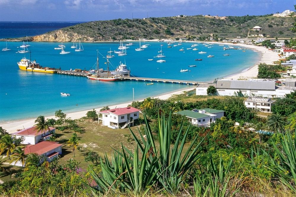 Baía de Sandy Ground, em Anguilla, com barcos ancorados e o morro ao fundo