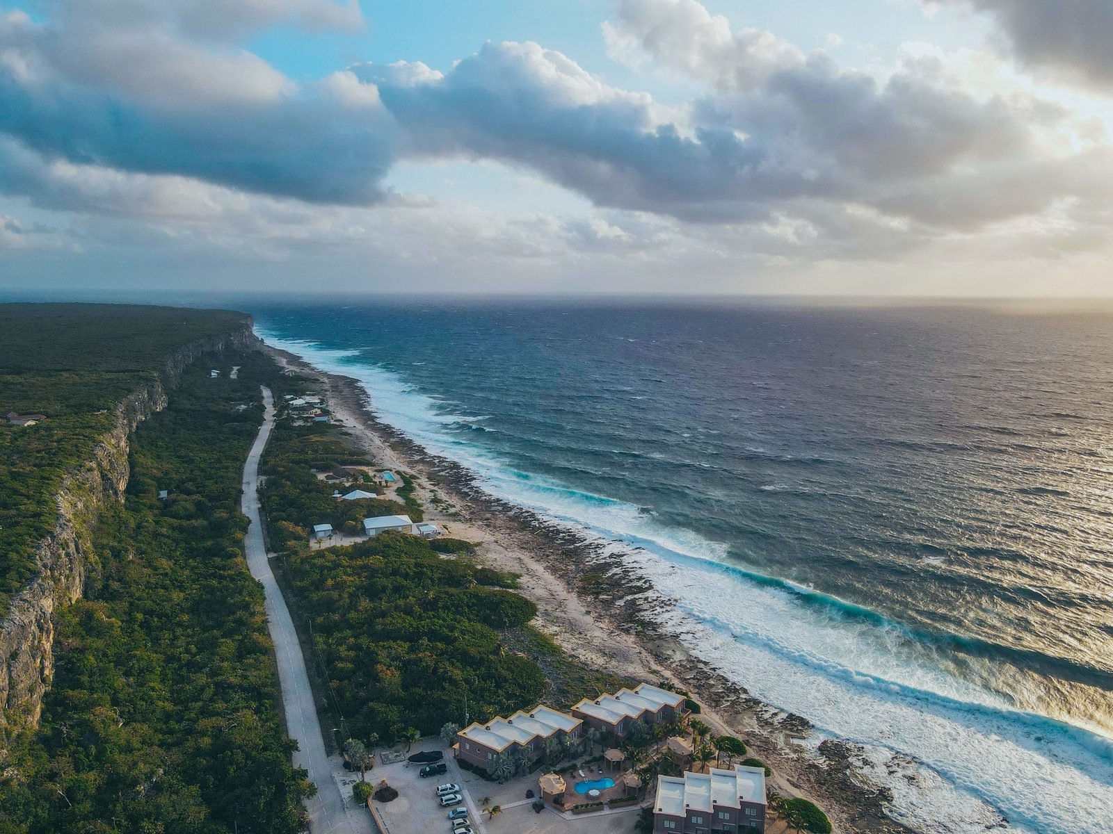 Vista aérea do litoral das Ilhas Cayman, com falésia, estrada e mar