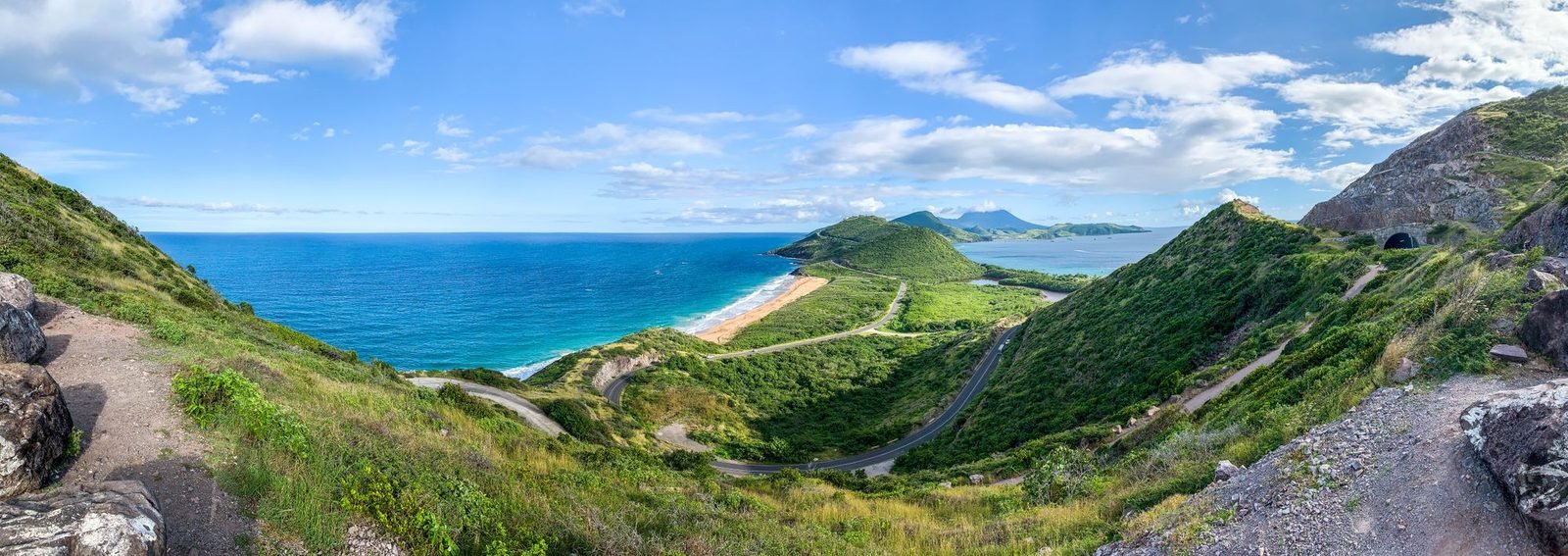 Colinas verdes e mar no litoral de São Cristóvão e Nevis