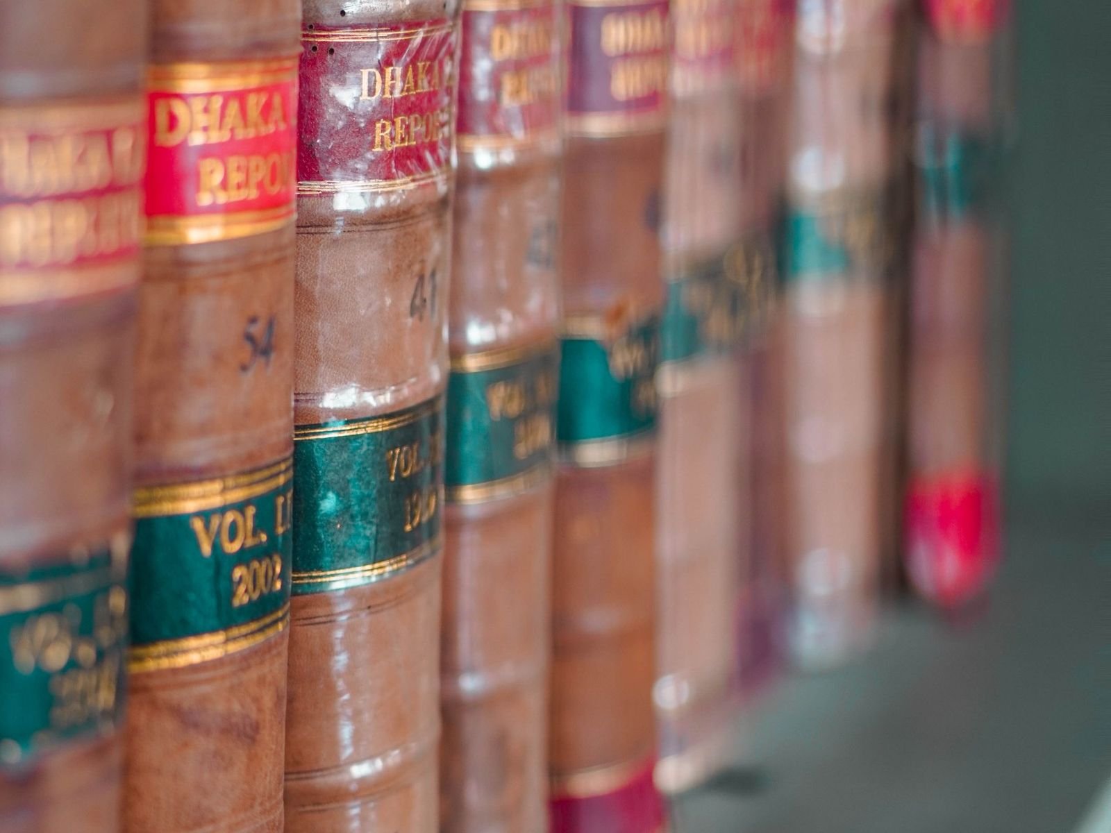Livros de direito com lombada de couro em uma estante