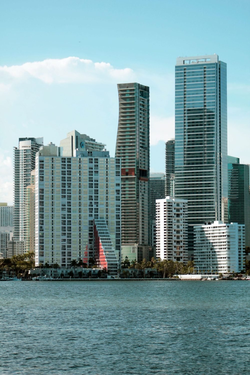 Prédios do distrito financeiro de Brickell, em Miami, vistos da baía
