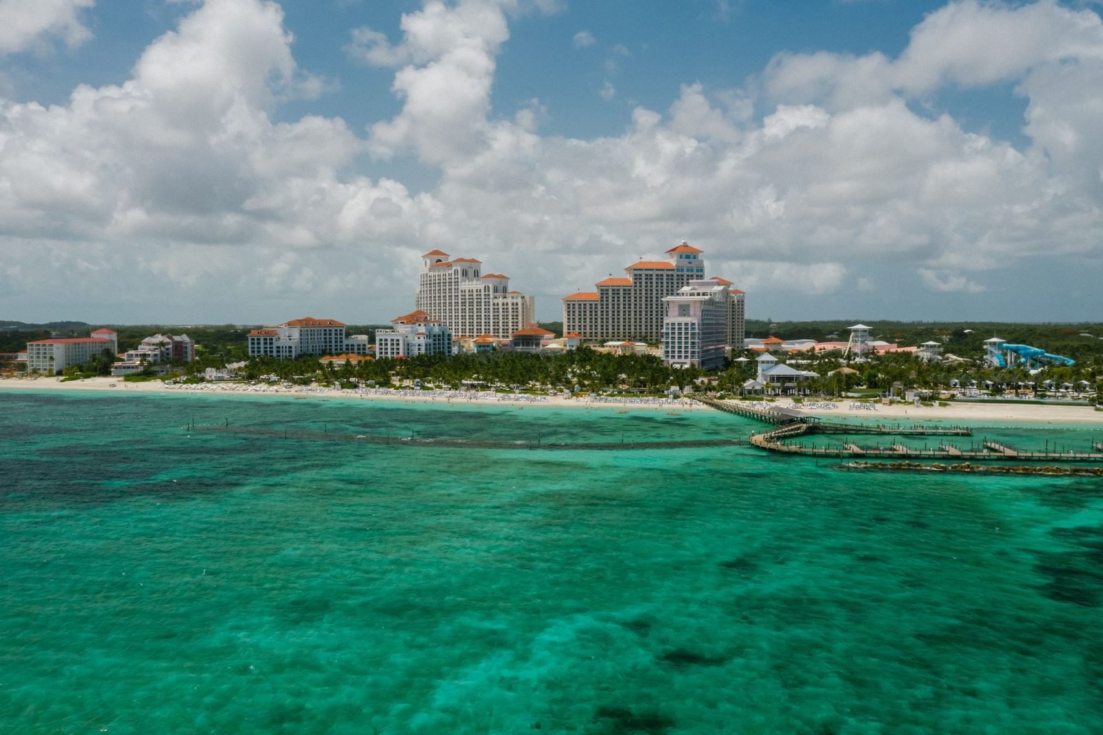 Vista aérea da costa de Nassau, nas Bahamas, com hotéis à beira do mar